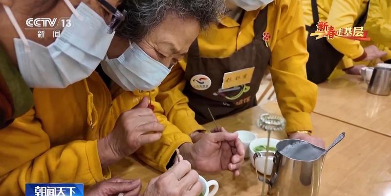 新春走基层丨“如果点了美式却来了拿铁,请多包涵” 新闻 新春走基层丨“如果点了美式却来了拿铁,请多包涵” 新闻