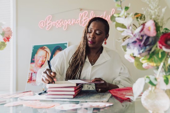  职场寒意加剧，黑人女性加速转向自主创业；掌控命运的勇气与挑战并存。 企业服务