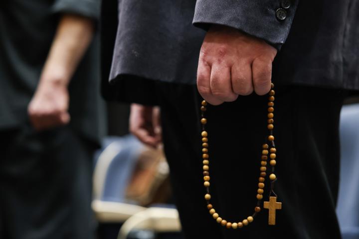 禁赛教练出奇招,神父装扮现身场边;冲动踢人暴露身份,处罚再度加重。 体育新闻