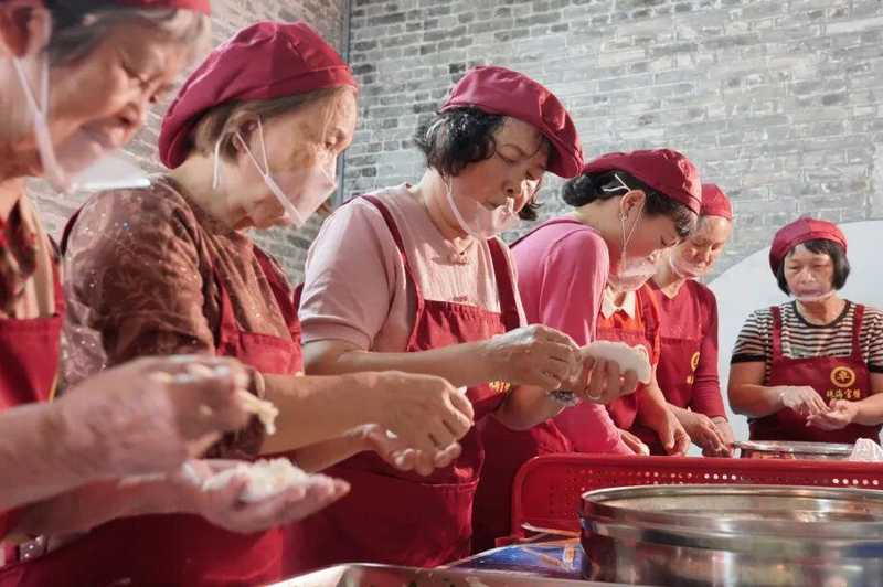  那列穿过清明的动车，载着的何止是旅客，更是无数人回不去的乡愁 情感心理