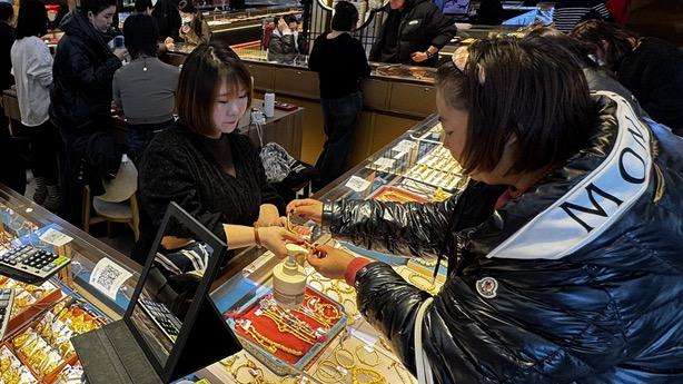  买包还是买金条？一位90后的消费觉醒与资产保卫战 情感心理