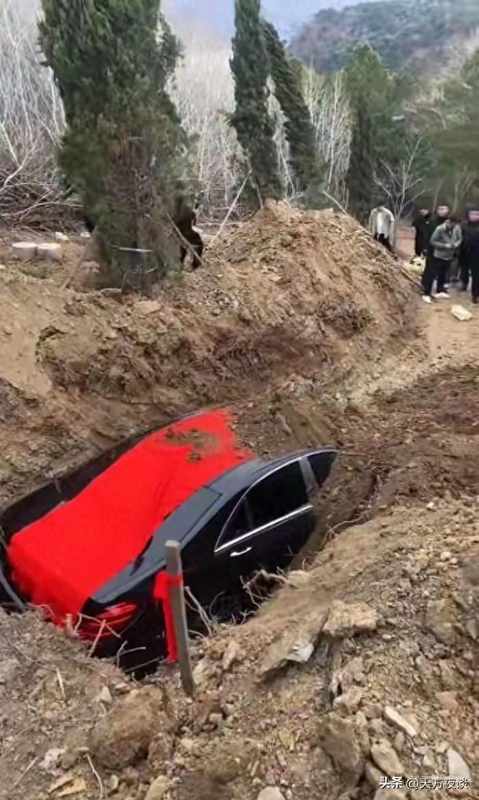  从法律合规与环境风险角度审视“豪车陪葬”：殡葬管理法规与环保政策的深层解读 新闻