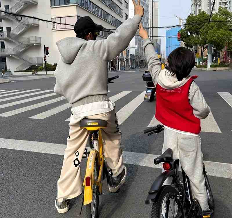  从黄晓明骑行翻车事件，深度拆解公众人物守法边界的三大铁律 娱乐新闻