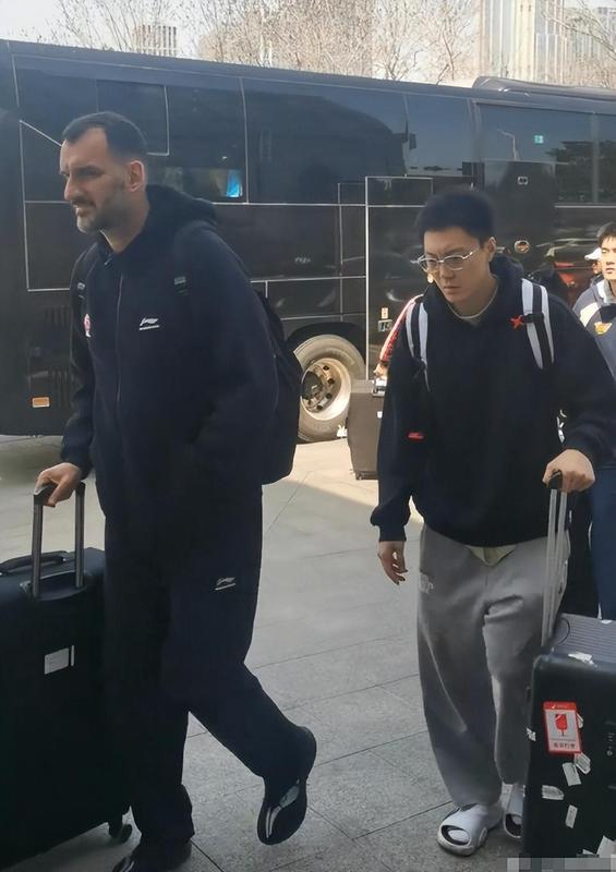  广东宏远困局：外援策略失当与内线空虚的双重困境深度解析 体育新闻