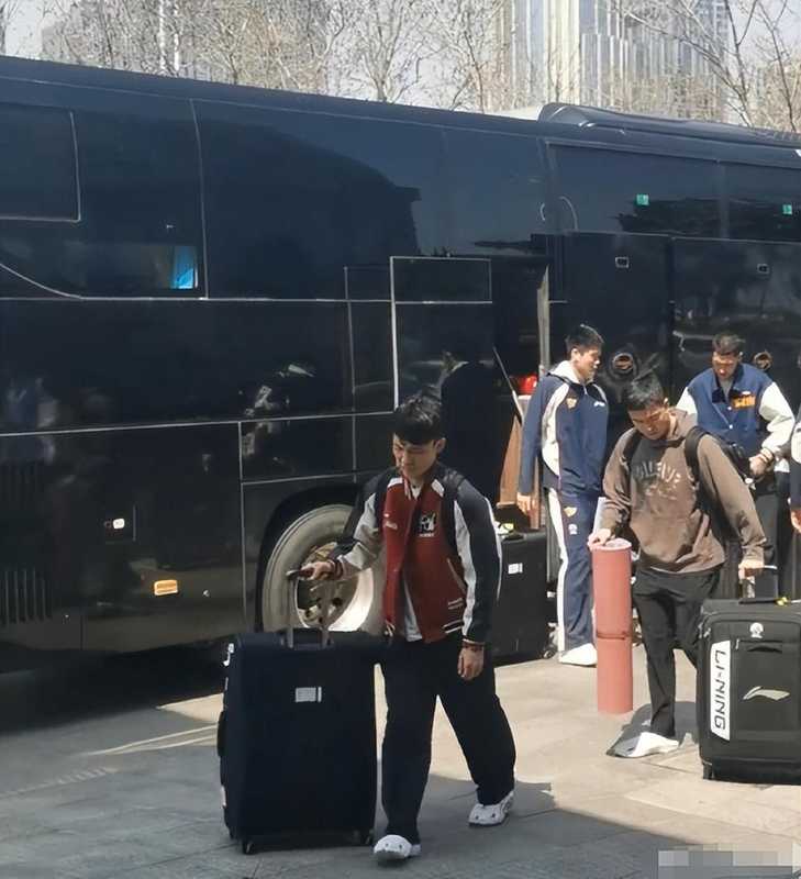  广东宏远困局：外援策略失当与内线空虚的双重困境深度解析 体育新闻